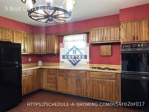 5 Blue Creek Ln in Latham, NY - Building Photo - Building Photo
