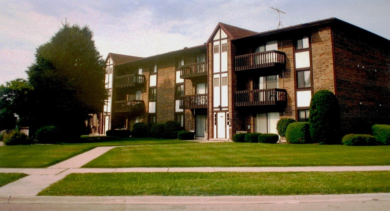 1493 Georgia Ct in Naperville, IL - Building Photo