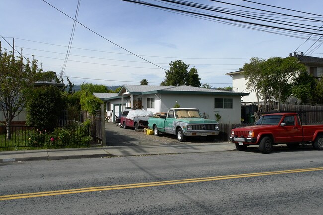 1540 Kentfield Ave in Redwood City, CA - Foto de edificio - Building Photo