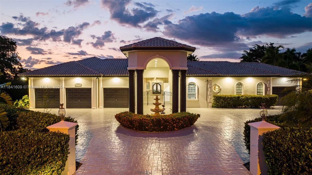 13751 Pine Meadow Ct in Davie, FL - Building Photo