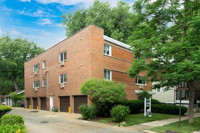 717 Emerson St. in Evanston, IL - Foto de edificio - Building Photo