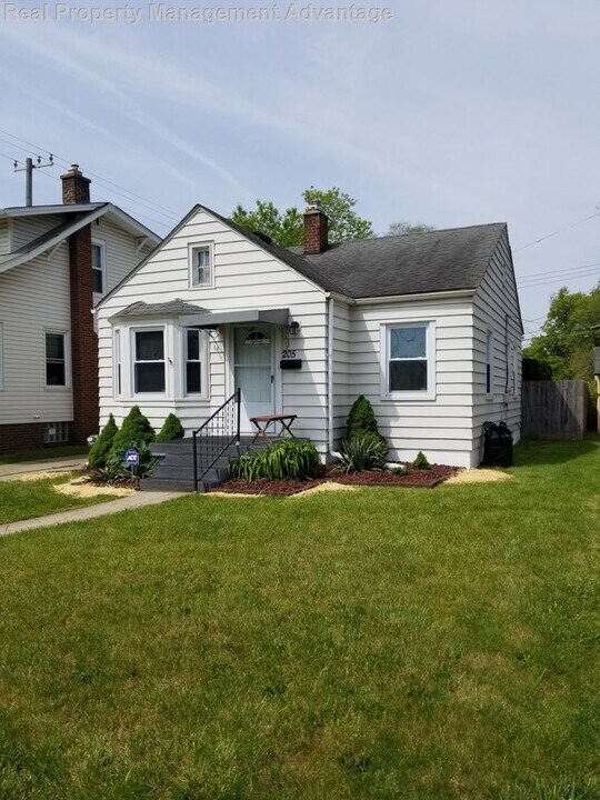 205 Laprairie St in Ferndale, MI - Building Photo