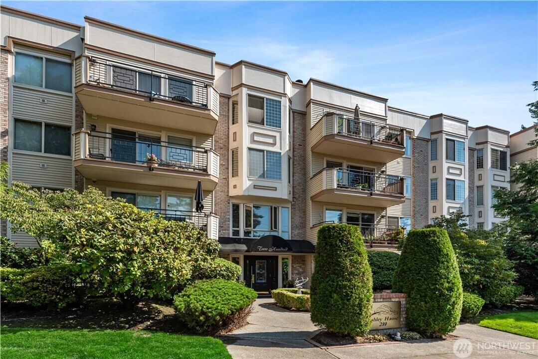 200 99th Ave NE in Bellevue, WA - Building Photo