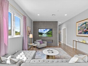 610 Rutherford Ave, Unit 201 in Boston, MA - Foto de edificio - Building Photo
