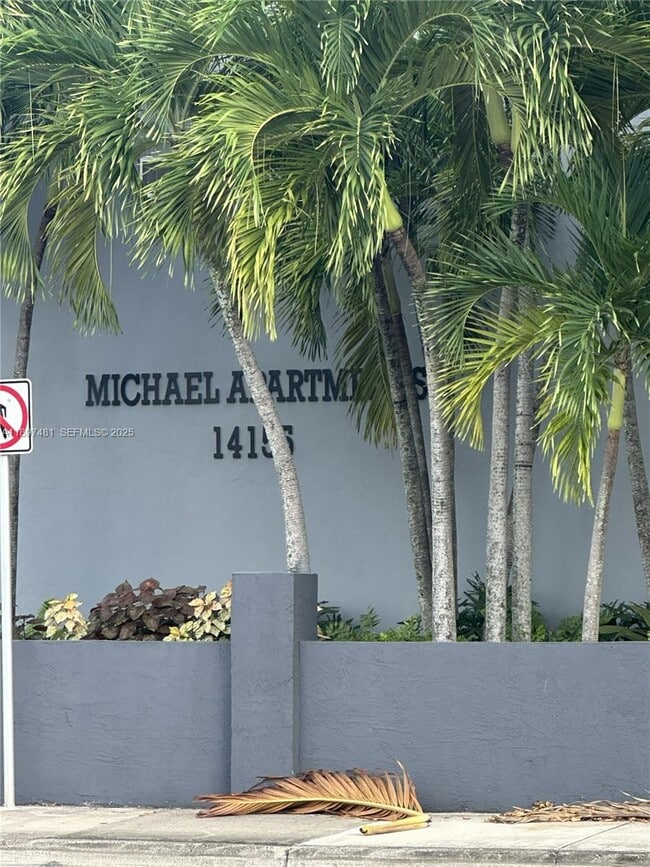 14155 W Dixie Hwy in North Miami, FL - Building Photo - Building Photo