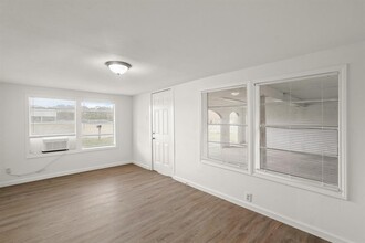 105 W Linney St in Dayton, TX - Building Photo - Building Photo