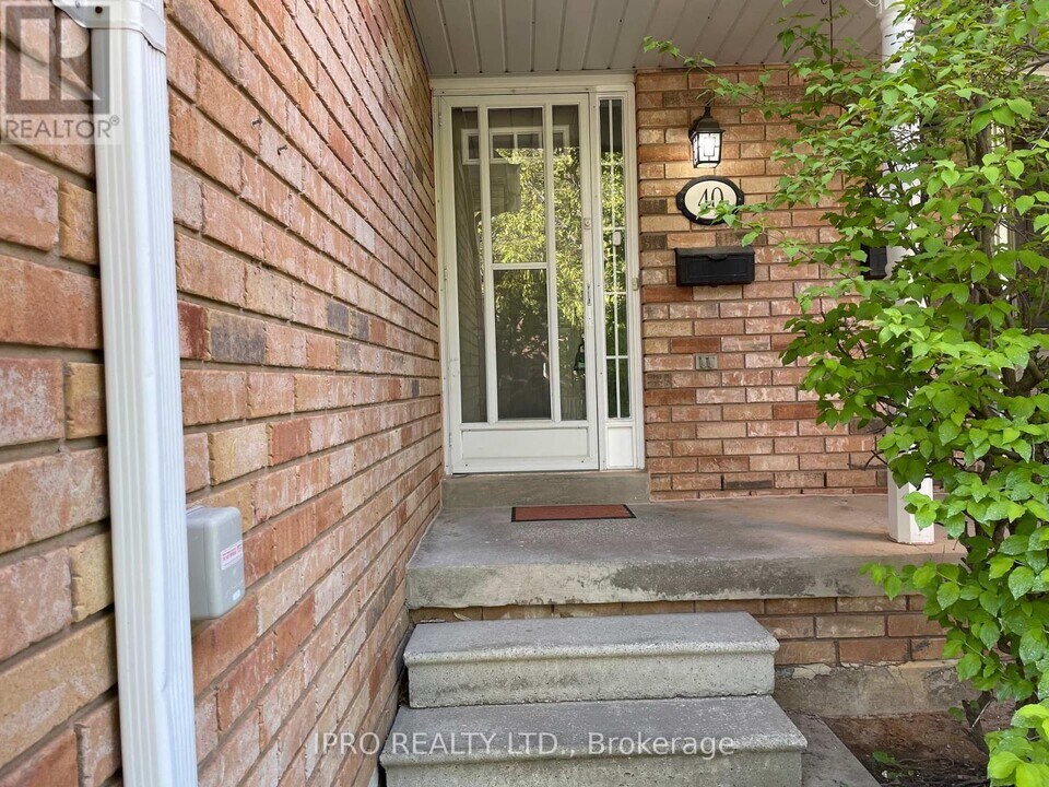 2350-2350 Britannia Rd W in Mississauga, ON - Building Photo