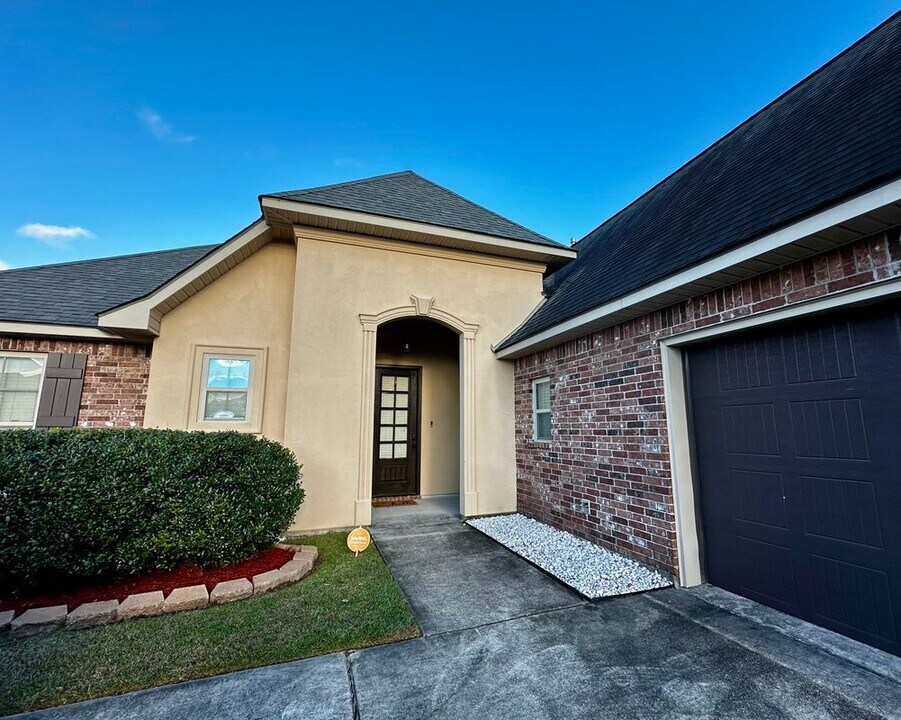 18176 Old Reserve Dr in Prairieville, LA - Building Photo