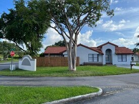 11384 SW 74th St in Miami, FL - Building Photo