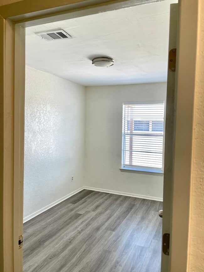 8337 Clifford St in White Settlement, TX - Foto de edificio - Building Photo
