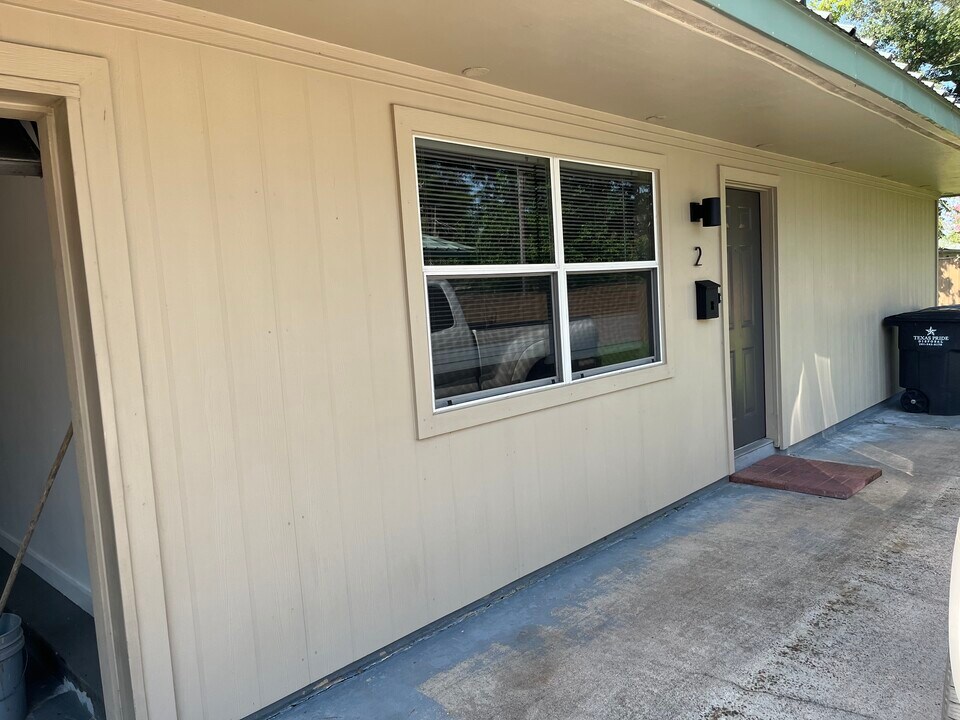 205 N Ormsby St, Unit #1 in Alvin, TX - Building Photo