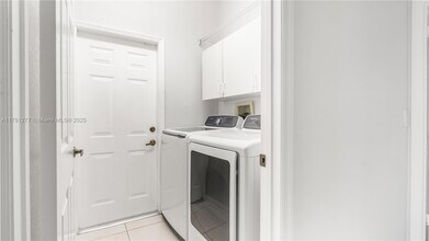 1061 Bel Aire Dr E in Pembroke Pines, FL - Foto de edificio - Building Photo