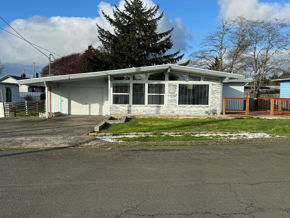 360 Northeast San-Bay-O Circle in Newport, OR - Foto de edificio