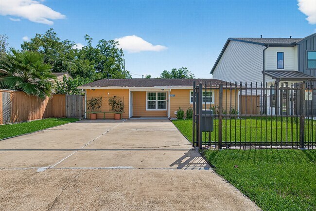 9225 Ashville Dr in Houston, TX - Building Photo - Building Photo