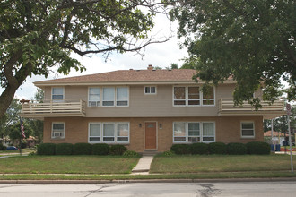 7909 W Morgan Ave in Milwaukee, WI - Foto de edificio - Building Photo