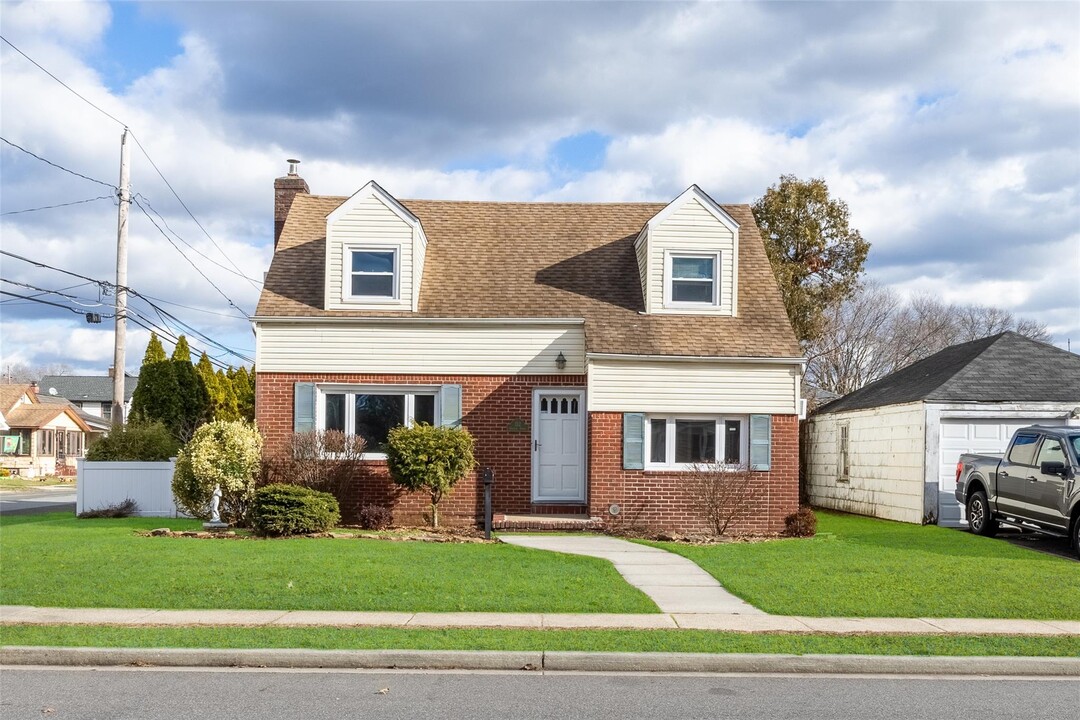 152 Charles St in Lynbrook, NY - Building Photo