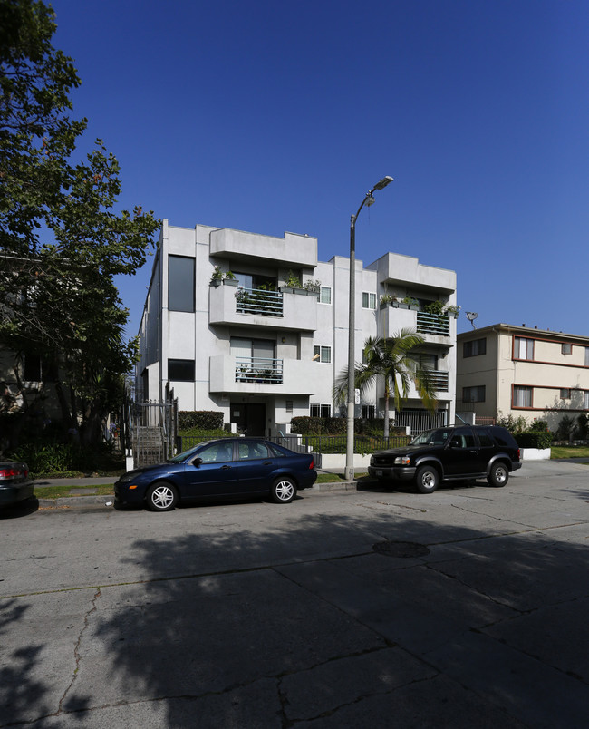 811 S Gramercy Pl in Los Angeles, CA - Foto de edificio - Building Photo