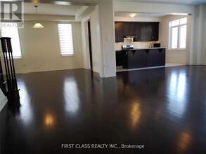 126 Chouinard Wy in Aurora, ON - Building Photo - Building Photo