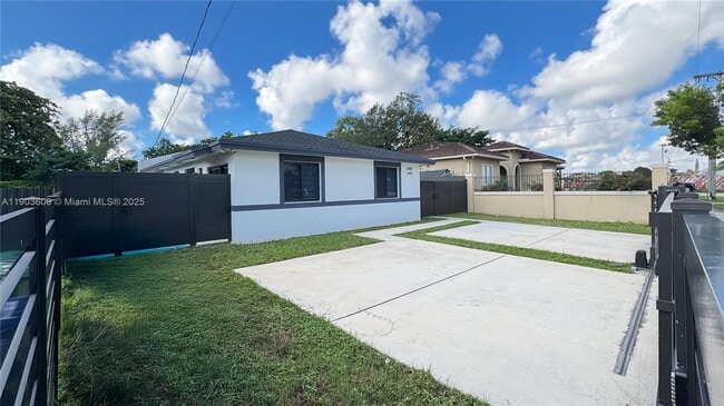 2490 NW 44th St in Miami, FL - Building Photo - Building Photo