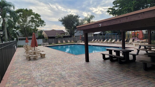 1570 W 46th St, Unit 201 in Hialeah, FL - Building Photo - Building Photo