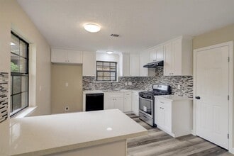 2606 Hillshire Dr in Deer Park, TX - Building Photo - Building Photo