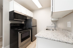 Mountain Manor in Colorado Springs, CO - Building Photo