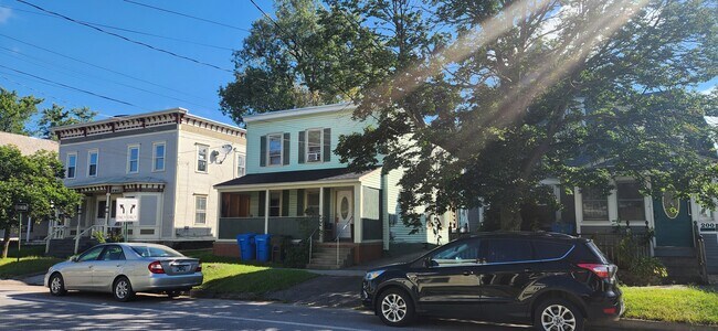 204 N Champlain St in Burlington, VT - Foto de edificio - Building Photo