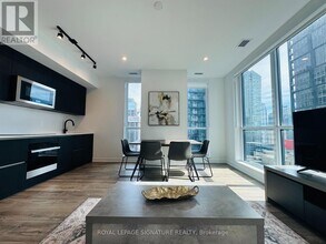 327 King St W in Toronto, ON - Building Photo - Building Photo