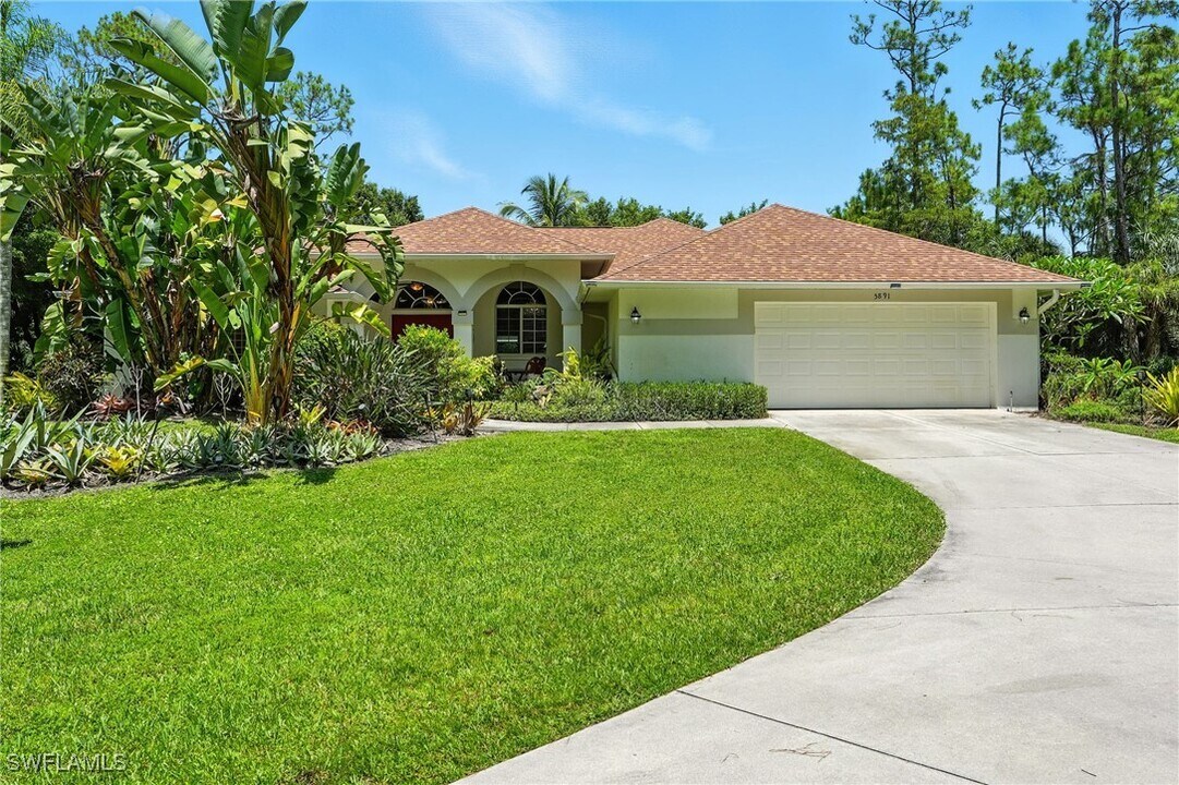 5891 Golden Oaks Ln in Naples, FL - Building Photo