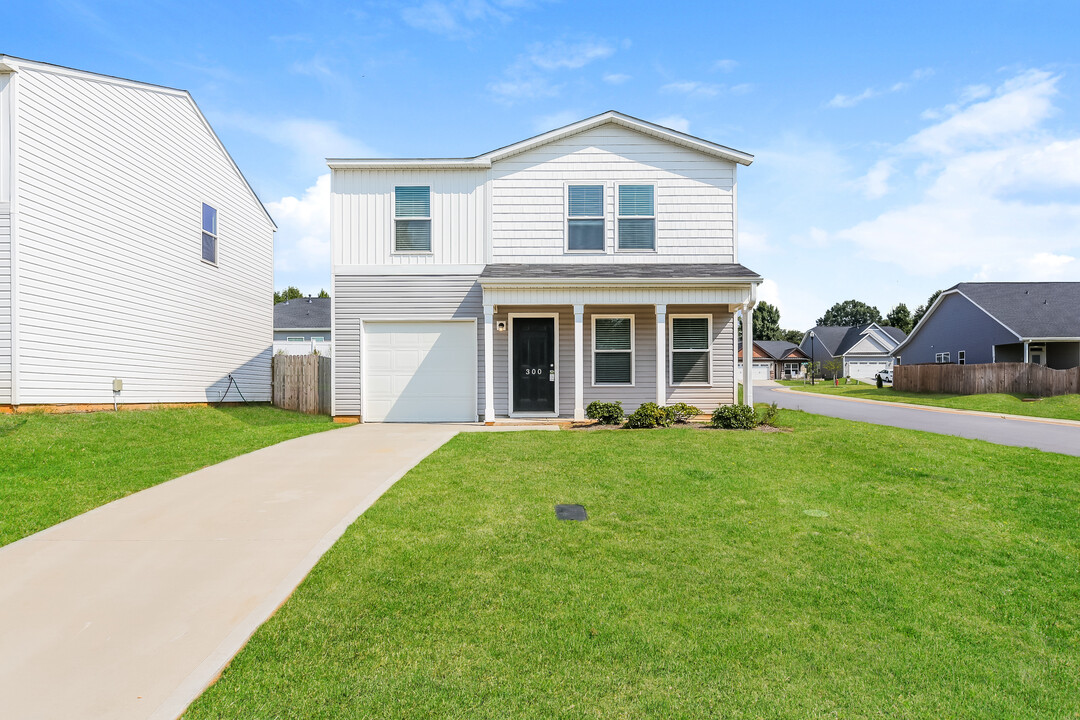 300 Long Grove Ln in Greer, SC - Building Photo