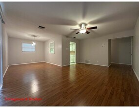 8502 Sagebrush Ln, Unit 1 in San Antonio, TX - Foto de edificio - Building Photo