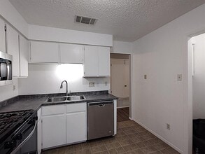 1620 W Braker Ln in Austin, TX - Building Photo - Building Photo