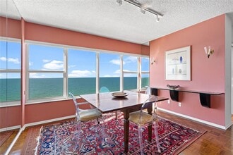 601 Longboat Club Rd in Longboat Key, FL - Building Photo - Building Photo