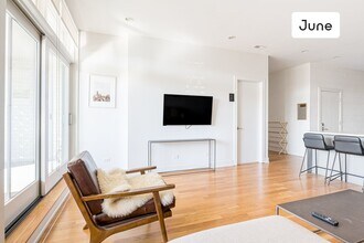 2048 W Chicago Ave in Chicago, IL - Building Photo - Building Photo