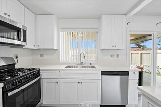 632 E La Veta Ave in Orange, CA - Foto de edificio - Building Photo