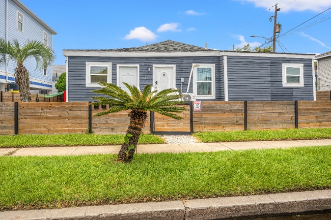 1321 35th St, Unit 4 in Galveston, TX - Foto de edificio - Building Photo