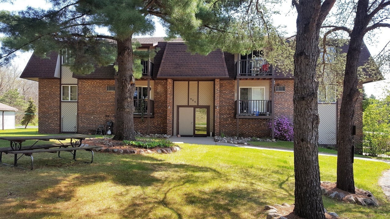 905 S 48th Avenue in Wausau, WI - Foto de edificio