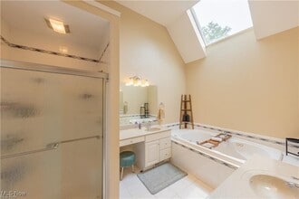 8054 Sandstone Dr in Northfield, OH - Foto de edificio - Building Photo