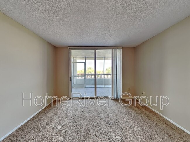 2333 Feather Sound Dr in Clearwater, FL - Building Photo - Building Photo