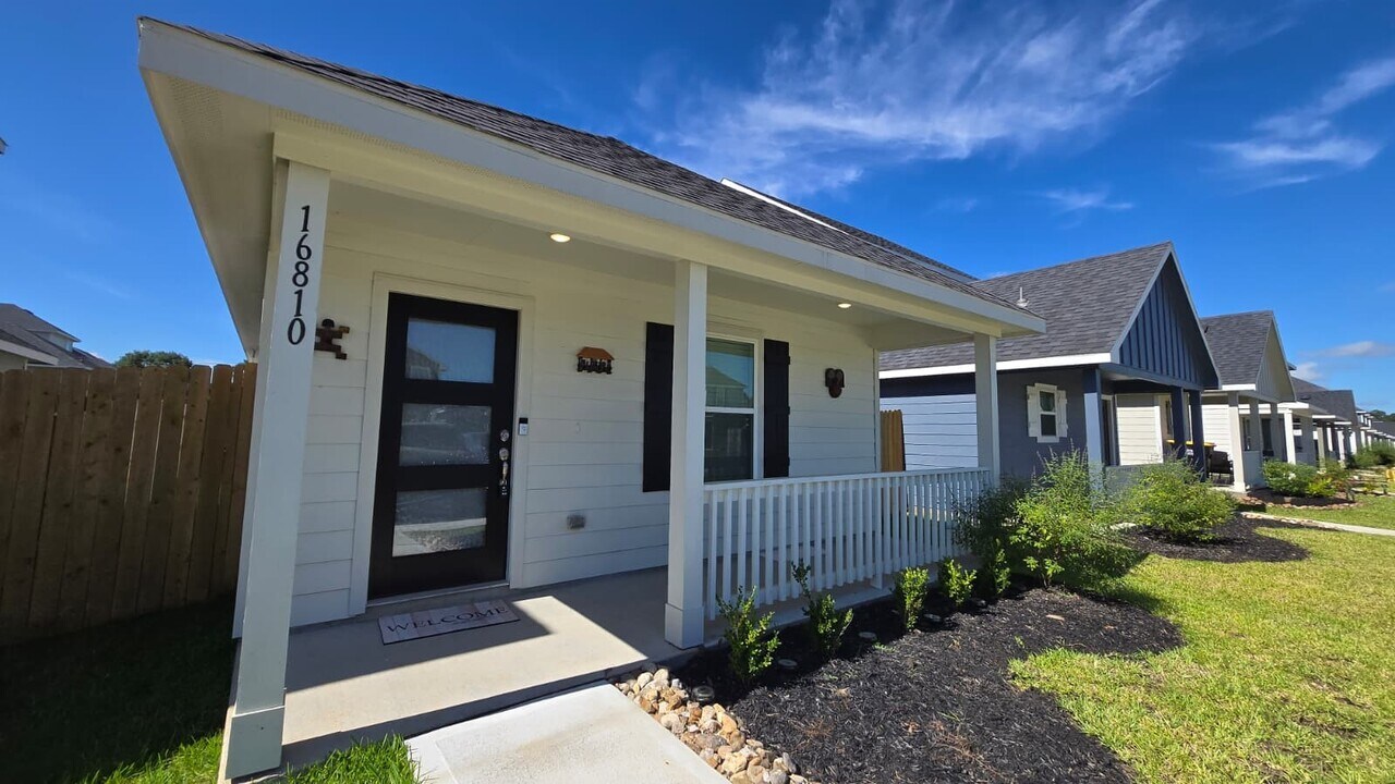 16810 N Marie Vlg Dr in Cut And Shoot, TX - Building Photo
