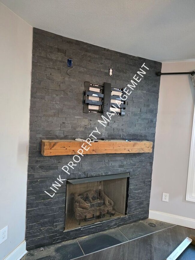 8233 Harrison Bay Rd in Harrison, TN - Foto de edificio - Building Photo