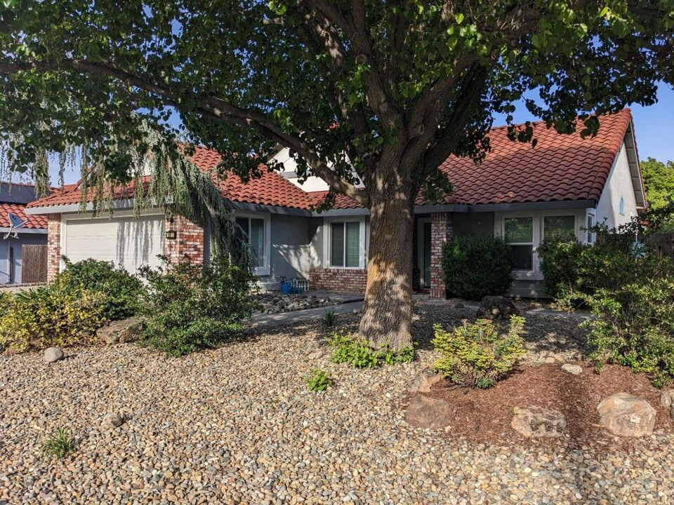 692 Rambleton Dr in Vacaville, CA - Building Photo