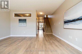 217 Huguenot Rd in Oakville, ON - Building Photo - Building Photo