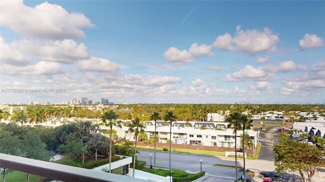 2500 Parkview Dr in Hallandale Beach, FL - Building Photo - Building Photo