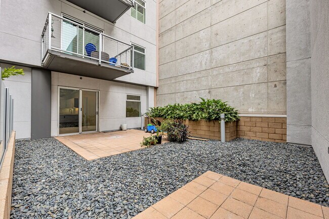 645 W 9th St, Unit 213 in Los Angeles, CA - Foto de edificio - Building Photo