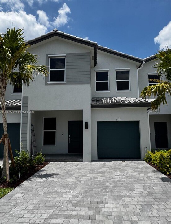 120 SW 184th Way in Pembroke Pines, FL - Foto de edificio
