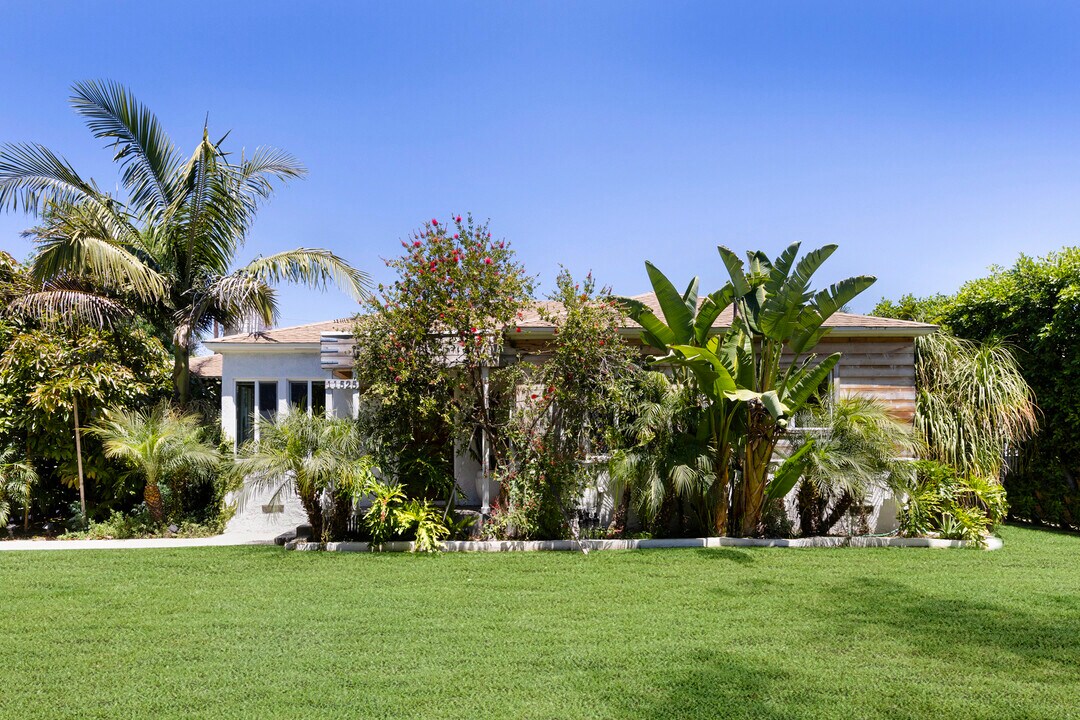 11525 Calvert St in North Hollywood, CA - Foto de edificio