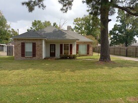 18404 White Oak Dr in Prairieville, LA - Building Photo