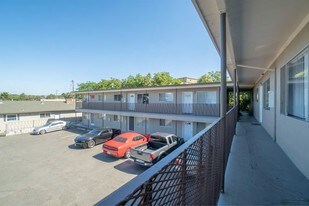 35-39 Estabrook St in San Leandro, CA - Building Photo