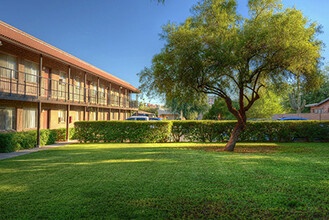 University Arms Apartments in Tucson, AZ - Foto de edificio - Building Photo